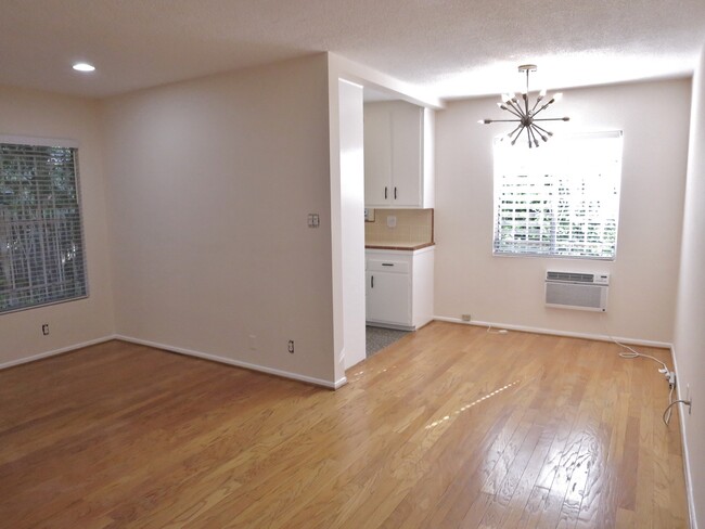 Building Photo - 506 N Flores St