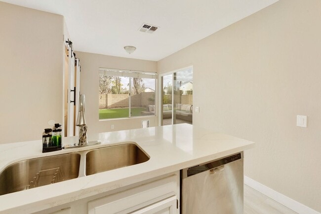 Building Photo - Charming 3BR House in Chandler, excellent ...