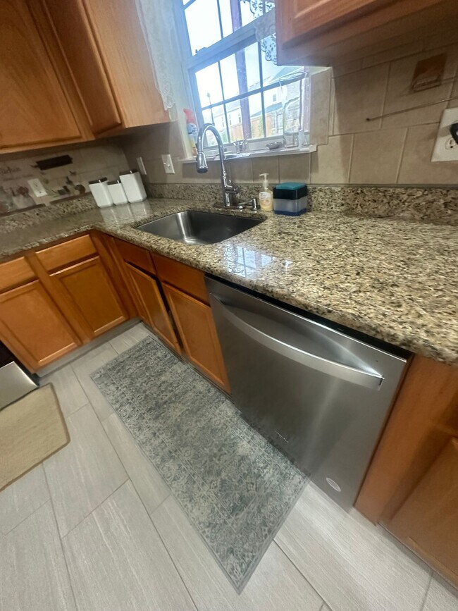 Building Photo - 4 Captains Ct