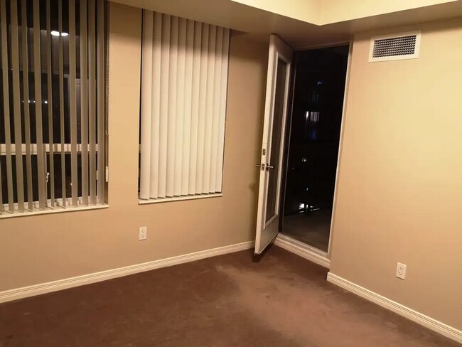 Building Photo - 1 + D BED - 1 BATH - RICHMOND HILL - CONDO