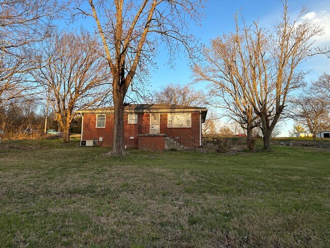 Building Photo - For Lease - 2 Bed, 1 Bath, 1100 sqft, Wate...