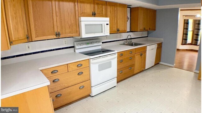 Building Photo - 15723 Edgewood Dr