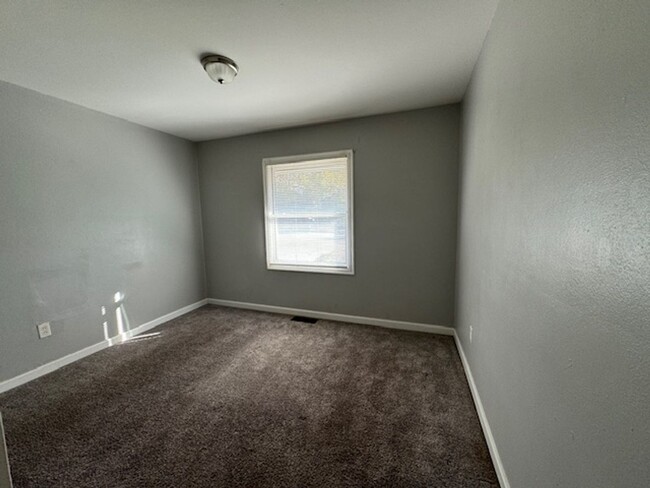 Building Photo - Spring Move in Special! 1/2 off Move in Sp...