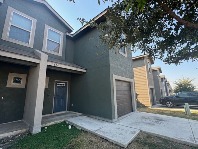 Building Photo - Super Nice! This Lovely 3 Bedroom 2 Bath T...