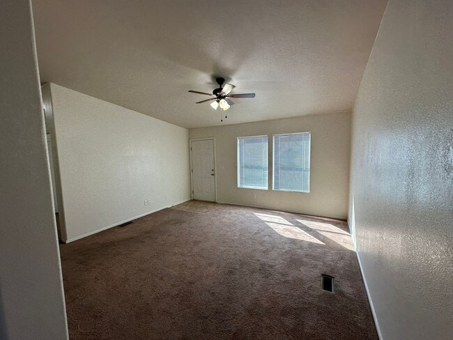 Building Photo - 3 Bed 2 Bath Duplex