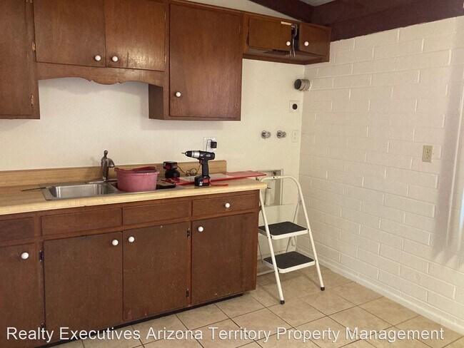 Building Photo - 2 br, 1 bath House - 1047 E. Knox Unit #1