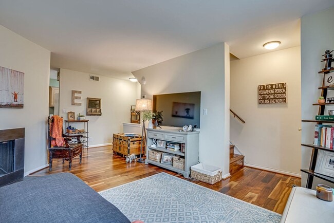Foto del edificio - 2 Level Condo Near Shirlington