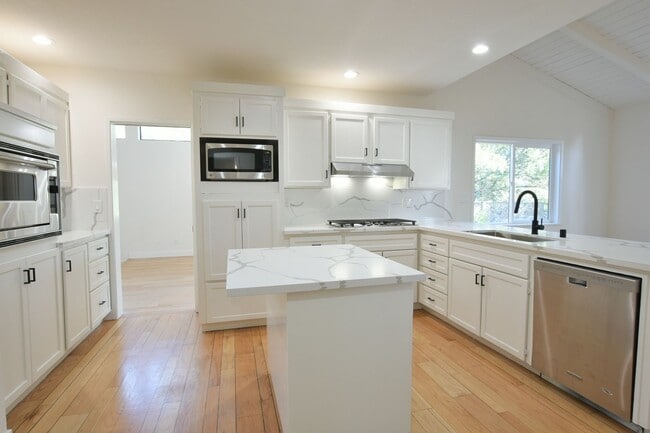 Building Photo - 5318 Fairway Dr
