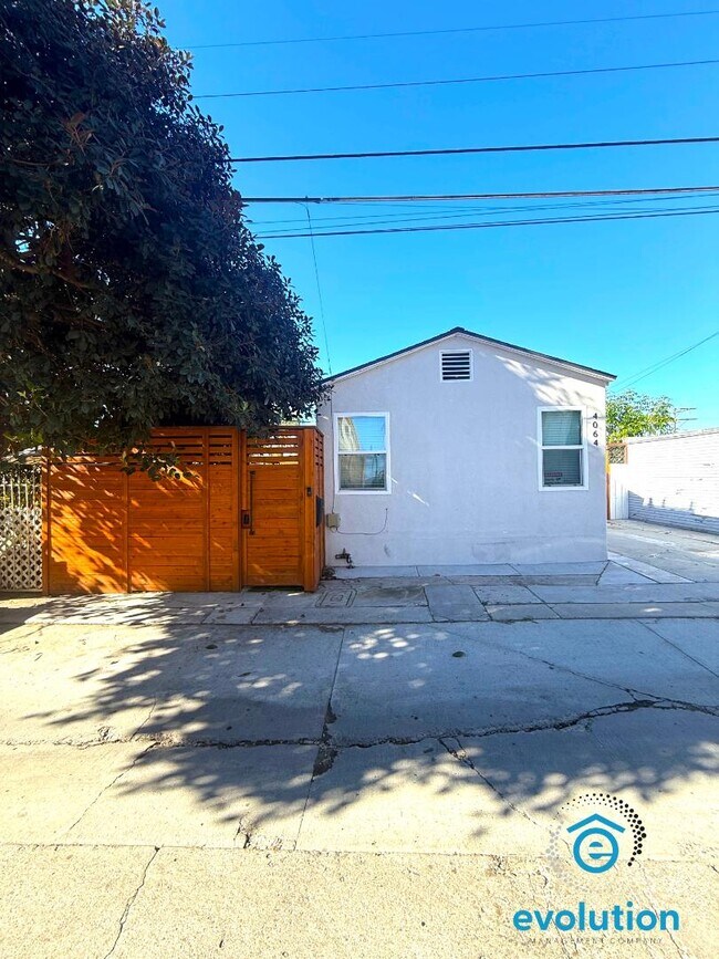 Foto del edificio - 4064 Laverne Pl