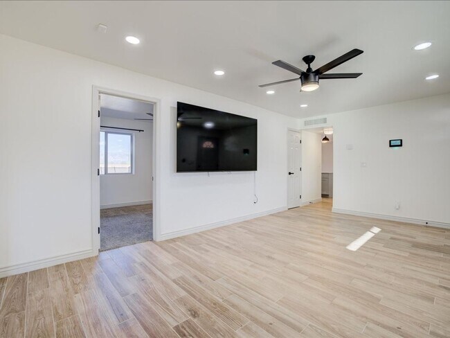 Foto del edificio - Beautiful 3-Bedroom Home with Private Pool & Security Gate