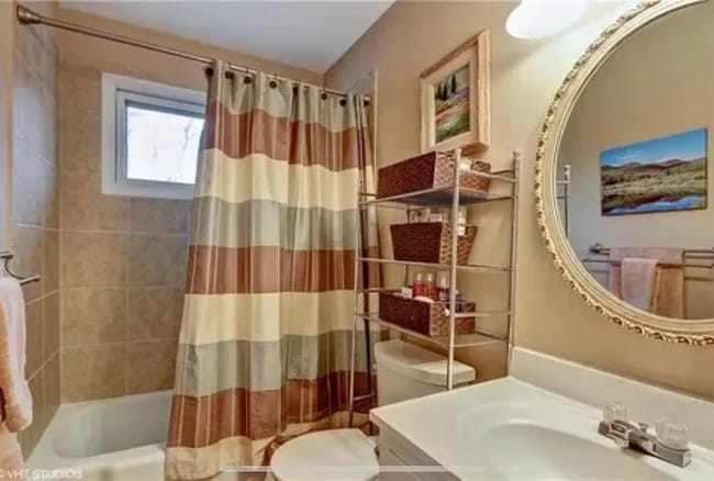 Main Floor Full Bathroom - 5530 Broadmoor St