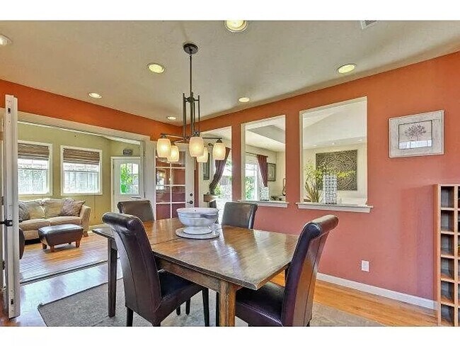 Building Photo - Beautifully Updated 3 Bedroom 2 Bath Home ...