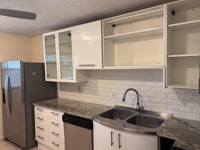 Foto del edificio - 5267 Edgewood Dr