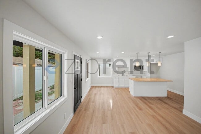 Building Photo - Unit B