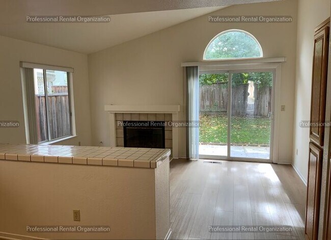 Building Photo - Charming Family Haven in the heart of Windsor