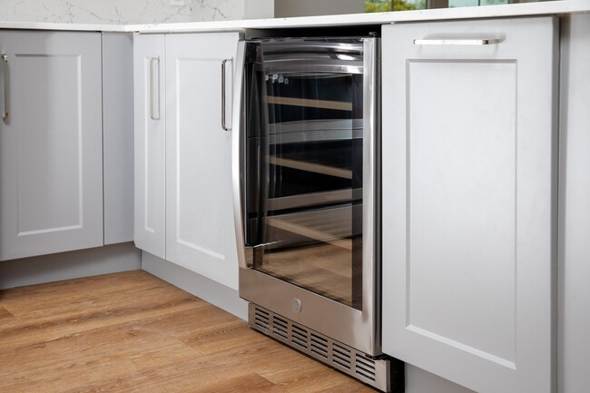 Cocina Signature Collection con refrigerador para vino de acero inoxidable - Avalon Princeton Circle