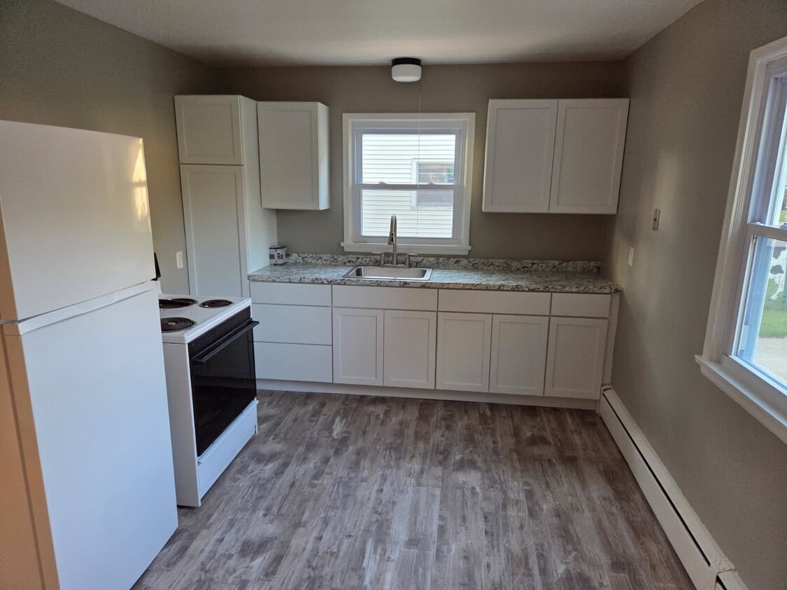 kitchen - 717 N Oakhill Ave