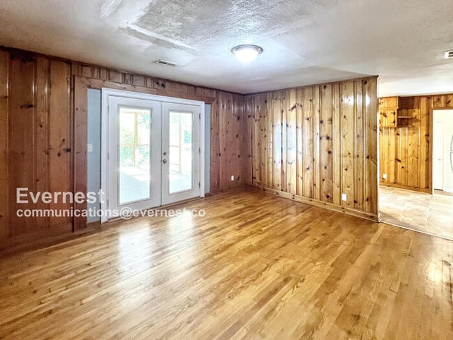 Building Photo - 306 N Circle Dr
