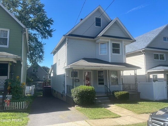 Building Photo - 2227 Capouse Ave