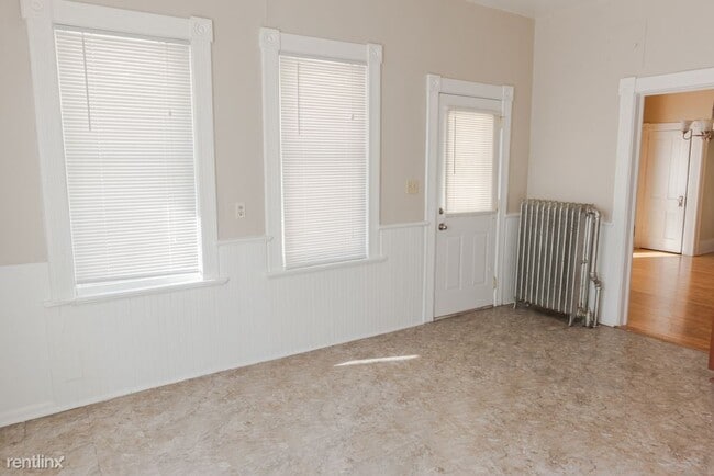 Building Photo - 3 br, 1.5 bath House - 410 Baker Street W