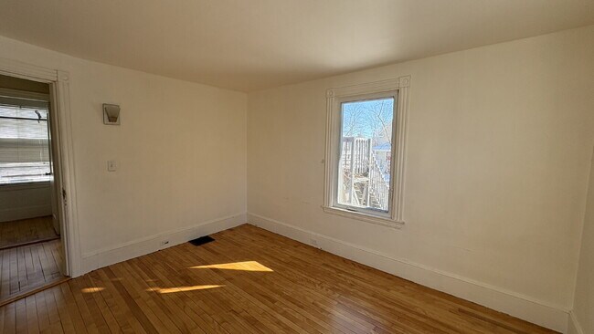 Foto del edificio - Charming 3-Bed Home with Gleaming Hardwood Floors in Westbrook – Your Cozy Retreat Awaits!