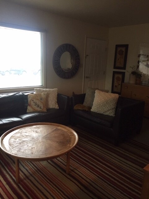 Sala de estar con pisos de madera - 200 21st Ave NW