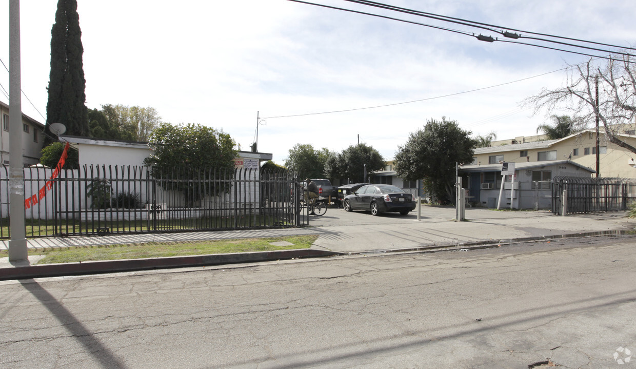 Primary Photo - 14654-14664 Blythe St