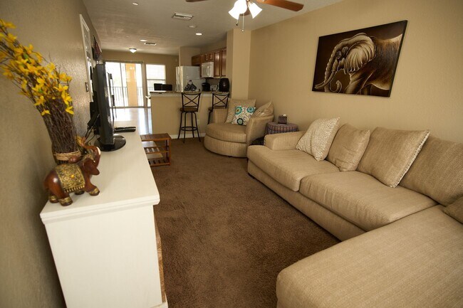 Foto del edificio - Turnkey Furnished Townhome