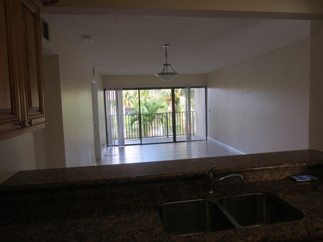 Building Photo - 1495 Lake Crystal Dr