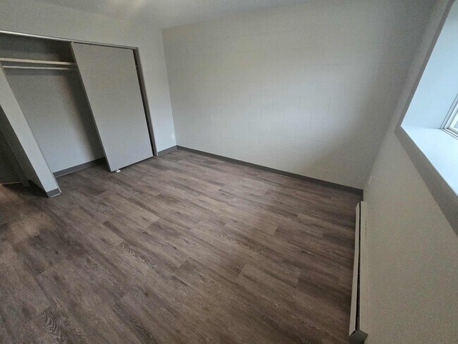 Photo du bâtiment - 155-155 Mighton Ave