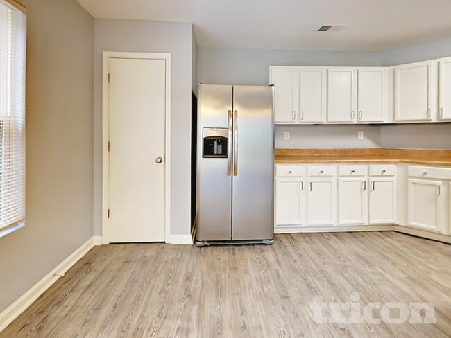 Foto del edificio - 8151 Deodora Cedar Ln