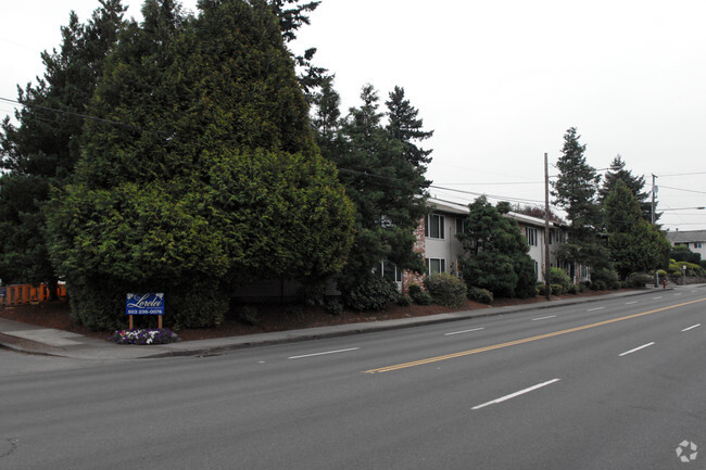 Building Photo - The Easton Apartments