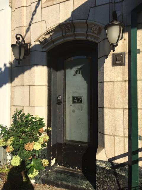 Puerta que conduce a los apartamentos. - 691 Washington Rd