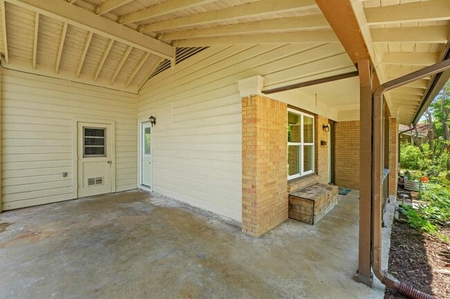 Building Photo - 2204 Bristol Dr