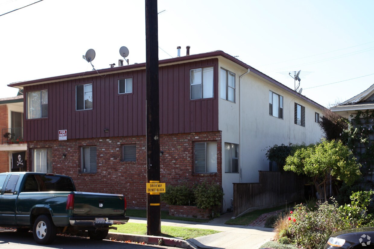 Building Photo - 783 Newport Ave