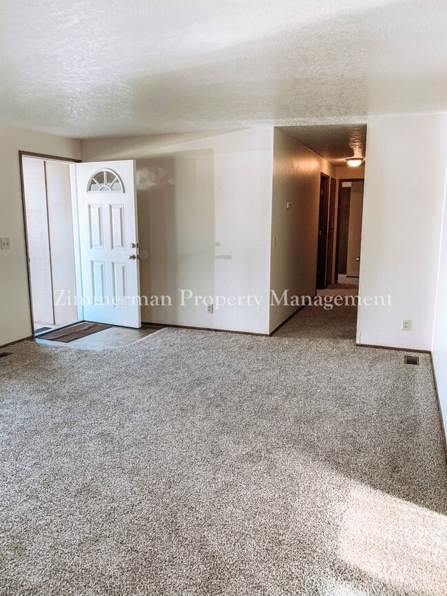 Building Photo - 1375 E Pennoyer Ave