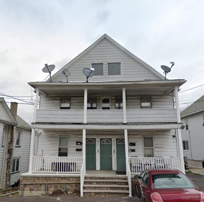 Building Photo - Second floor - 2 Bedrooms and 1 Bathroom, ...
