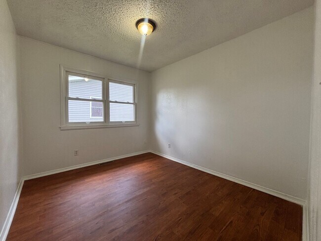 Building Photo - Beautiful 3 bedroom home in the Kickapoo S...