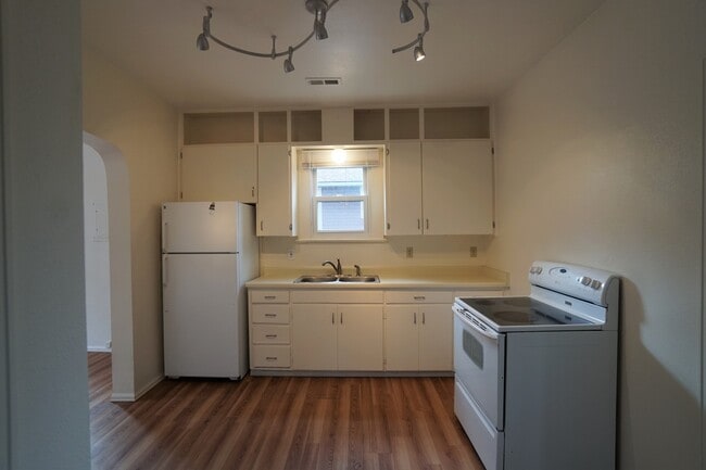 Foto del edificio - 824 Midland Ave