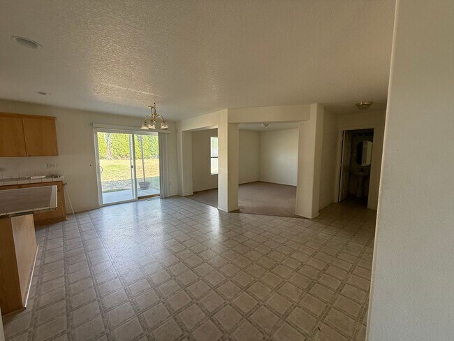 Foto del edificio - Spacious 4-Bedroom Rental Home in Prime Pa...