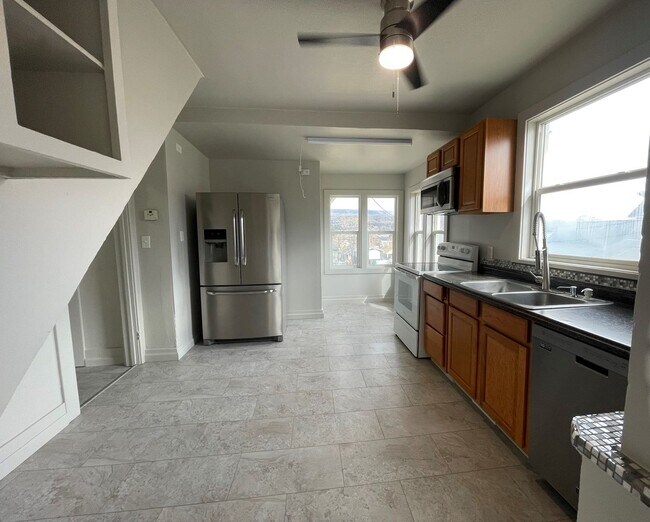 Building Photo - 321