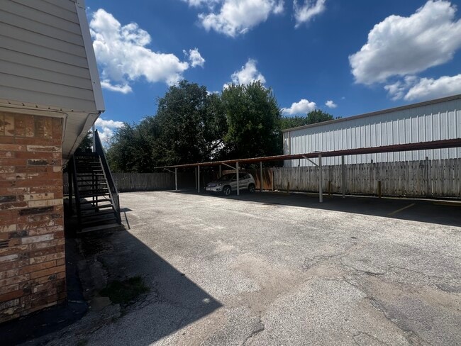 Building Photo - 525 Spring Dr