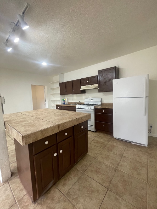 Building Photo - 555 W Suni Dr