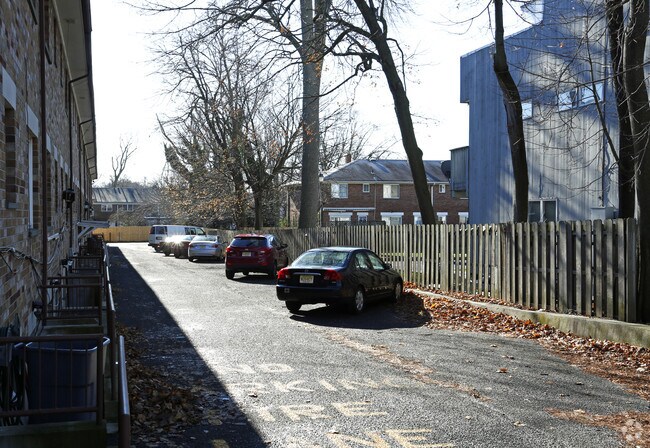 Foto del edificio - 700 Wertheim Pl