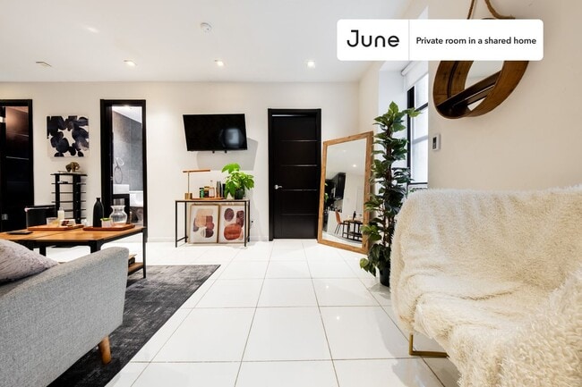 Building Photo - Private bedroom in 3 bed/2 bath Home
