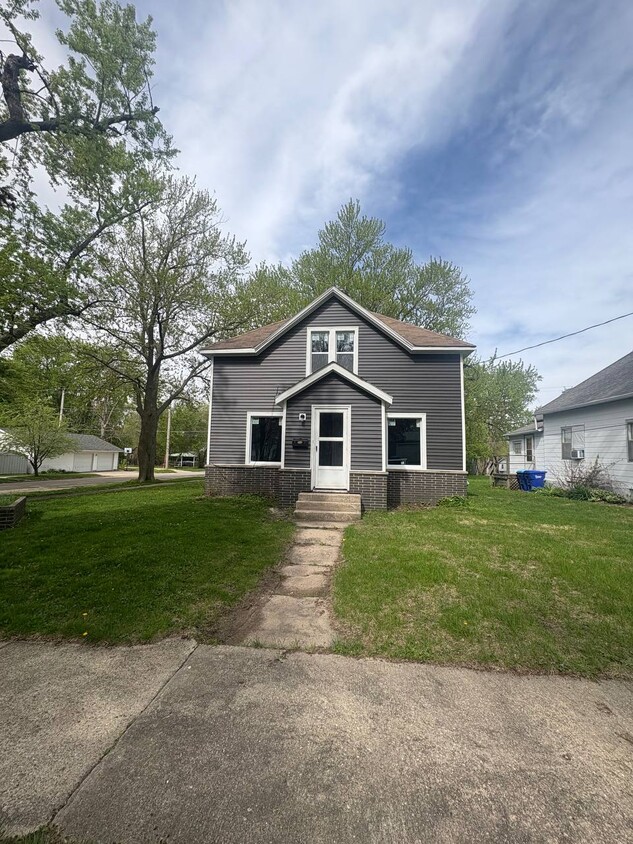 Primary Photo - 302 3rd Ave NW
