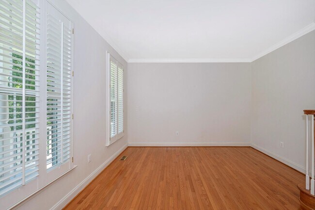 Foto del edificio - Main Level Primary Suite & Soaring Two Story Family Room