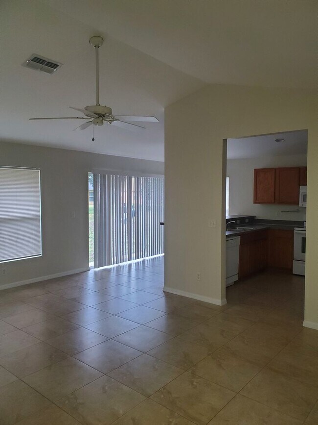 Building Photo - Greenbriar Location!  3 bedroom 2 bath 2 car garage!