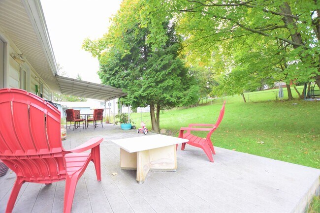 Building Photo - Bright 3 Bedroom with Bonus Room Walking t...