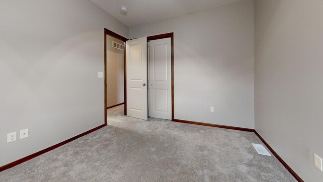 Building Photo - "Charming 3-Bed Townhouse with 2.5 Baths &...